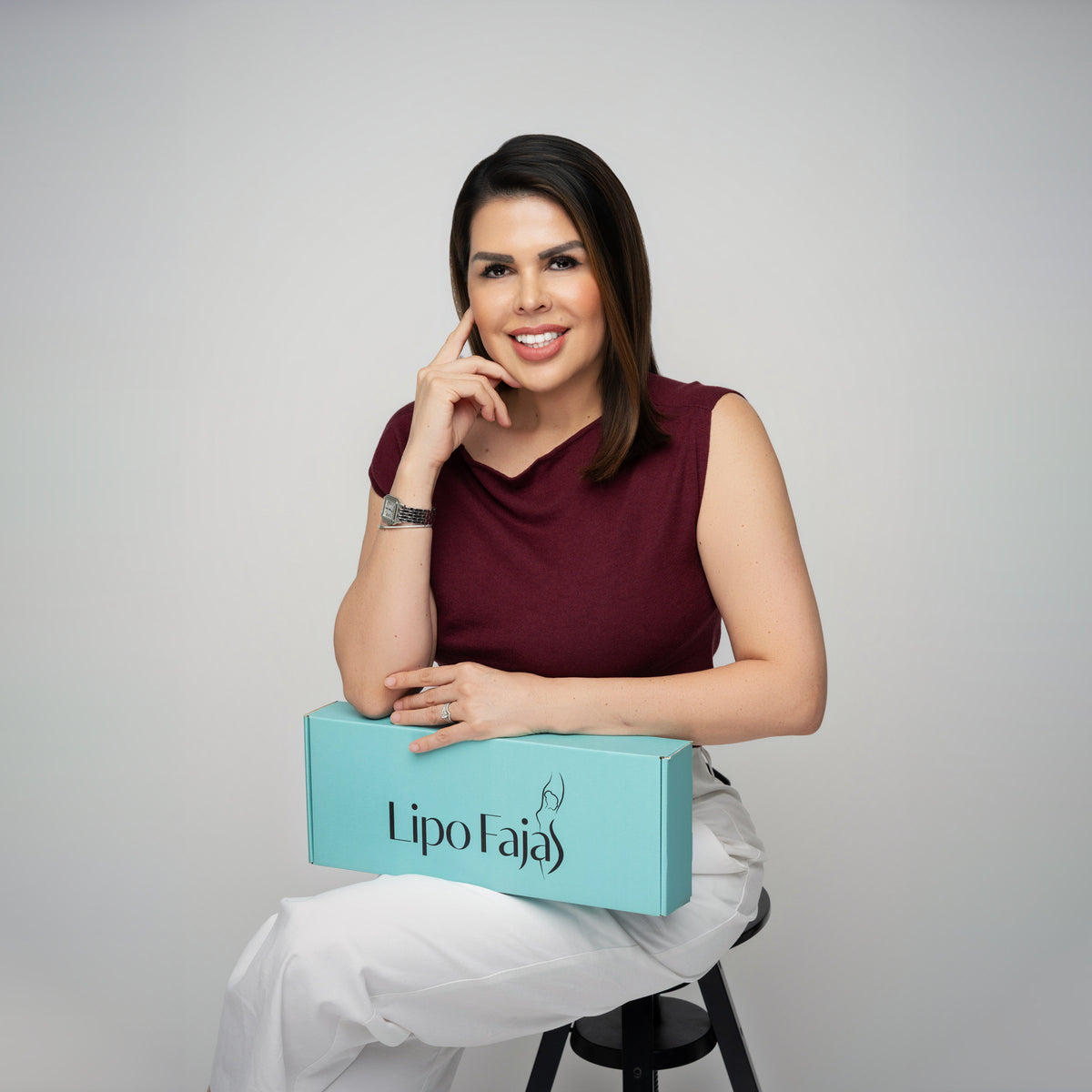 Tere, founder of Lipo Fajas, holding a Lipo Fajas box